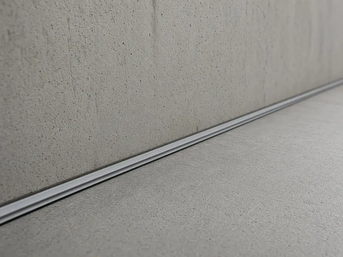 Dry flange sealing the floor-wall joint